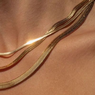 Collar sneak